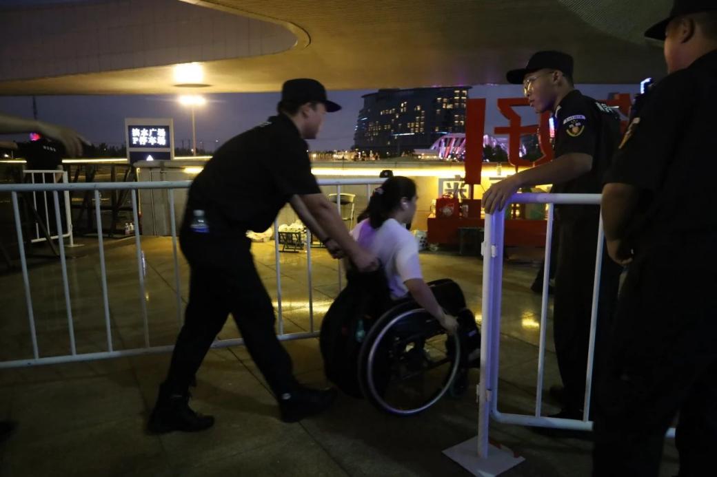 C:/Users/Administrator/Desktop/臺(tái)風(fēng)“貝碧嘉”來(lái)襲，南京保安積極應(yīng)對(duì)，“守”護(hù)萬(wàn)家團(tuán)圓！/13.jpg13