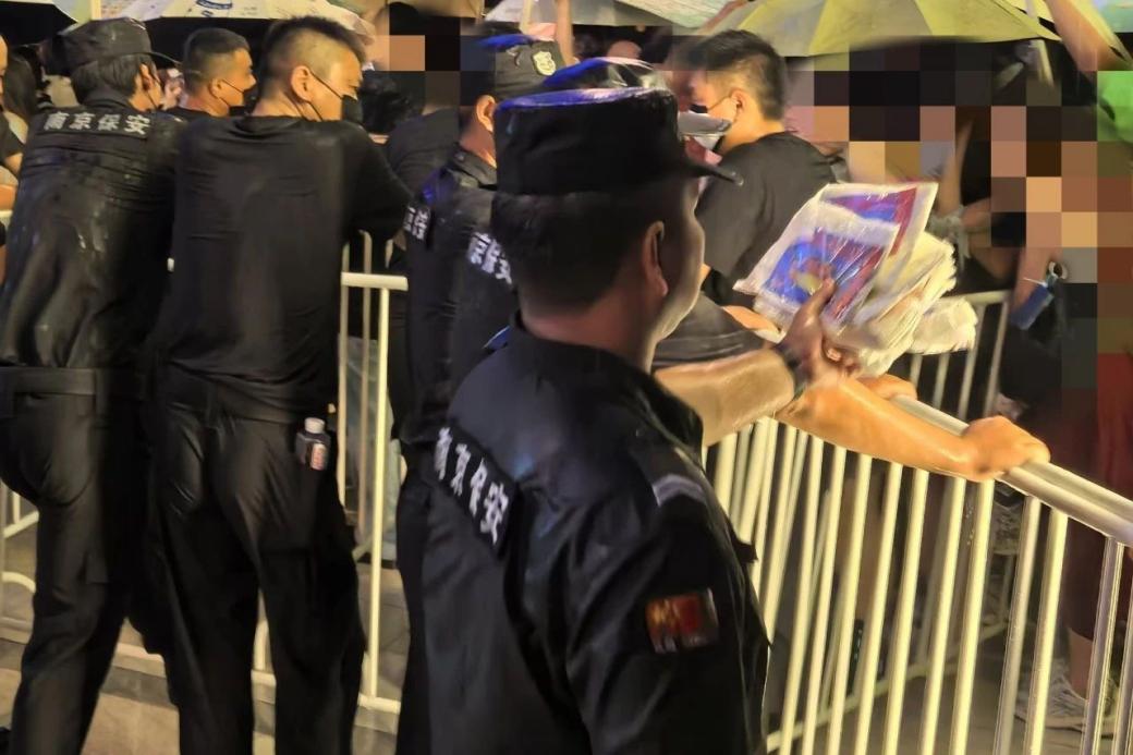 C:/Users/Administrator/Desktop/臺(tái)風(fēng)“貝碧嘉”來(lái)襲，南京保安積極應(yīng)對(duì)，“守”護(hù)萬(wàn)家團(tuán)圓！/11.jpg11