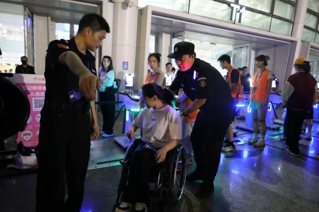 C:/Users/Administrator/Desktop/“安保鐵軍、硬核保障”2024系列報道四十二——南京市保安服務(wù)有限公司成功護航張碧晨「今兒個開心」十周年巡回演唱會南京站安保任務(wù)/5.jpg5