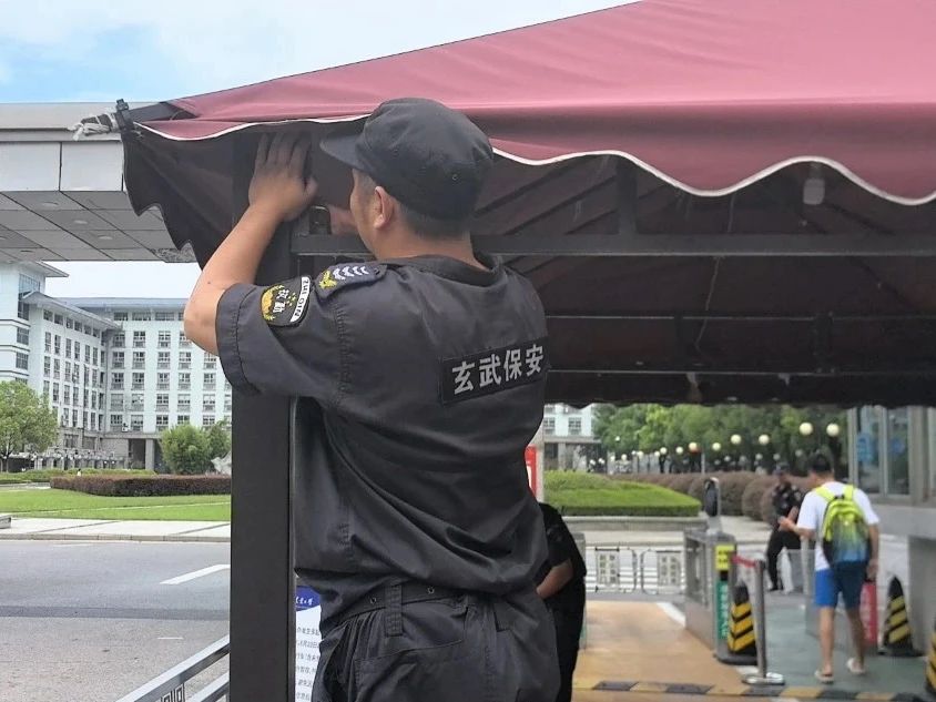 C:/Users/Administrator/Desktop/臺(tái)風(fēng)“貝碧嘉”來(lái)襲，南京保安積極應(yīng)對(duì)，“守”護(hù)萬(wàn)家團(tuán)圓！/6.jpg6