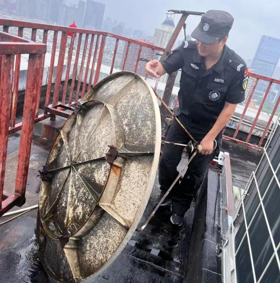 C:/Users/BA/Desktop/風(fēng)雨過后南京保安迅速行動，恢復(fù)安“寧”面貌/11.jpg11