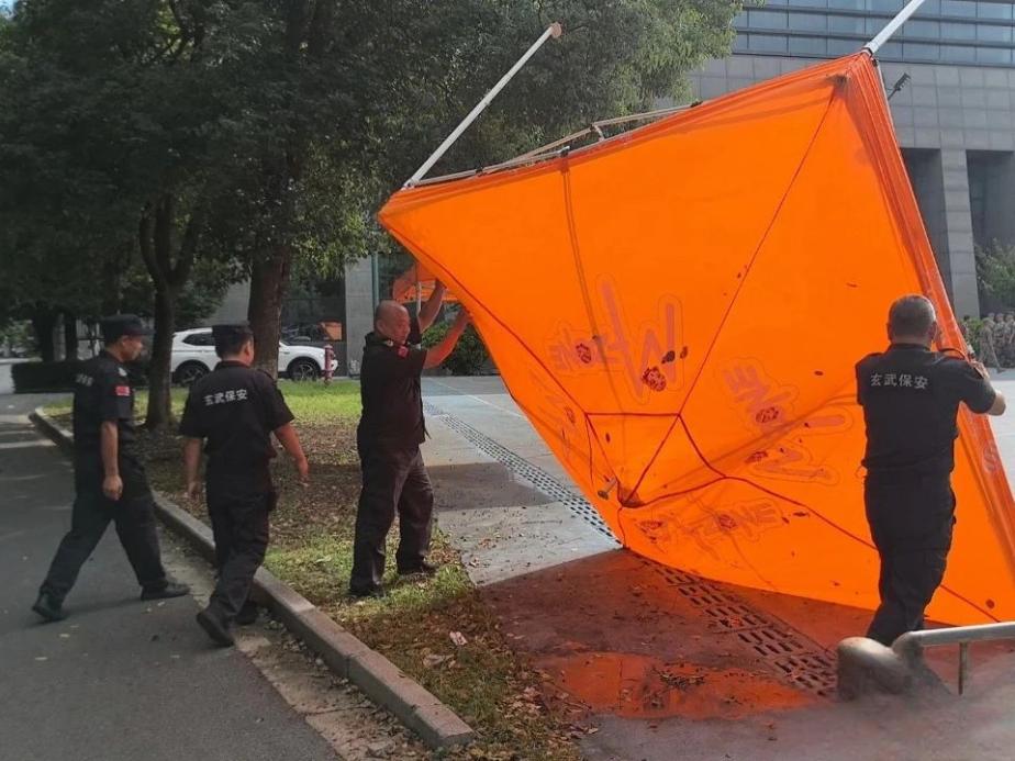 C:/Users/Administrator/Desktop/臺(tái)風(fēng)“貝碧嘉”來(lái)襲，南京保安積極應(yīng)對(duì)，“守”護(hù)萬(wàn)家團(tuán)圓！/3.jpg3