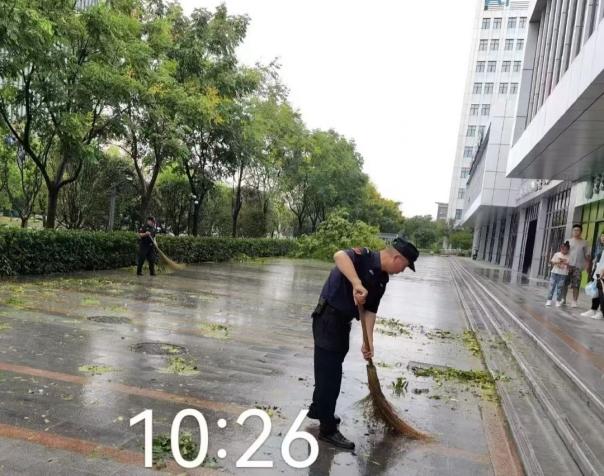 C:/Users/BA/Desktop/風(fēng)雨過后南京保安迅速行動，恢復(fù)安“寧”面貌/5.jpg5