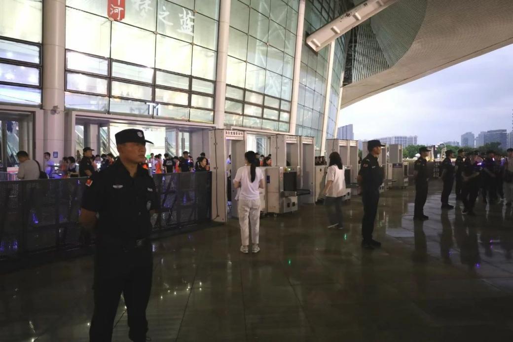 C:/Users/Administrator/Desktop/“安保鐵軍、硬核保障”2024系列報道四十二——南京市保安服務(wù)有限公司成功護航張碧晨「今兒個開心」十周年巡回演唱會南京站安保任務(wù)/3.jpg3
