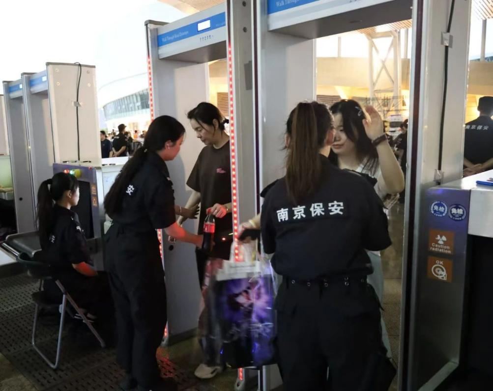C:/Users/Administrator/Desktop/“安保鐵軍、硬核保障”2024系列報道四十二——南京市保安服務(wù)有限公司成功護航張碧晨「今兒個開心」十周年巡回演唱會南京站安保任務(wù)/2.jpg2