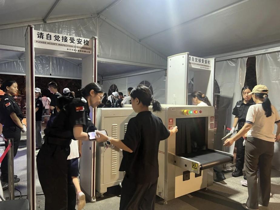 C:/Users/Administrator/Desktop/臺(tái)風(fēng)“貝碧嘉”來(lái)襲，南京保安積極應(yīng)對(duì)，“守”護(hù)萬(wàn)家團(tuán)圓！/9.jpg9