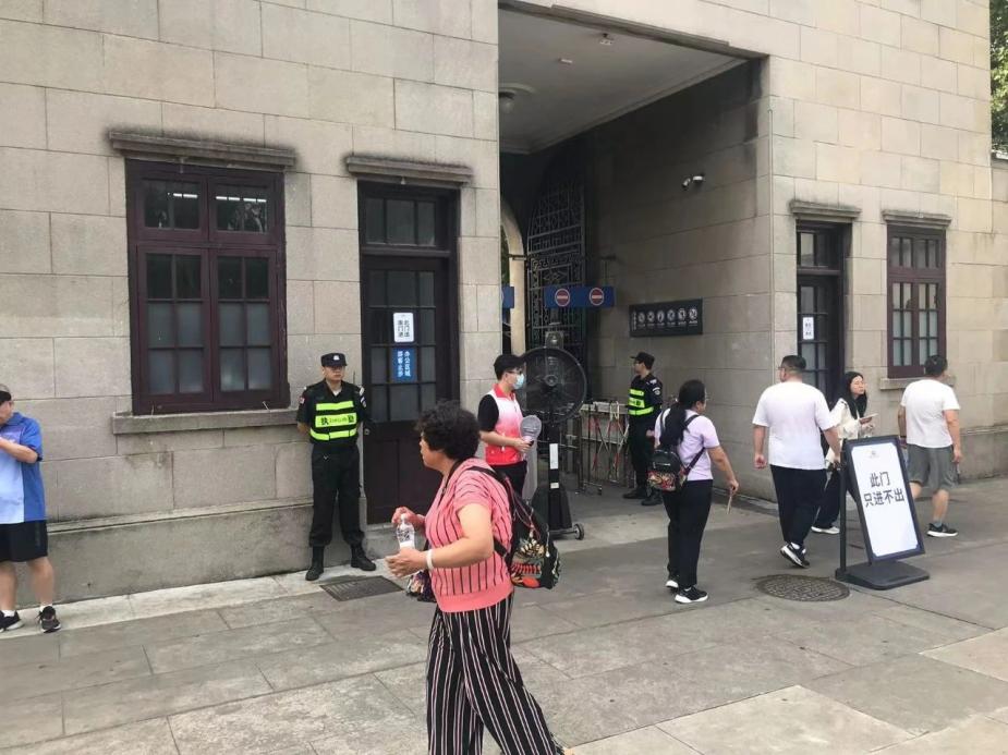 C:/Users/Administrator/Desktop/臺(tái)風(fēng)“貝碧嘉”來(lái)襲，南京保安積極應(yīng)對(duì)，“守”護(hù)萬(wàn)家團(tuán)圓！/8.jpg8