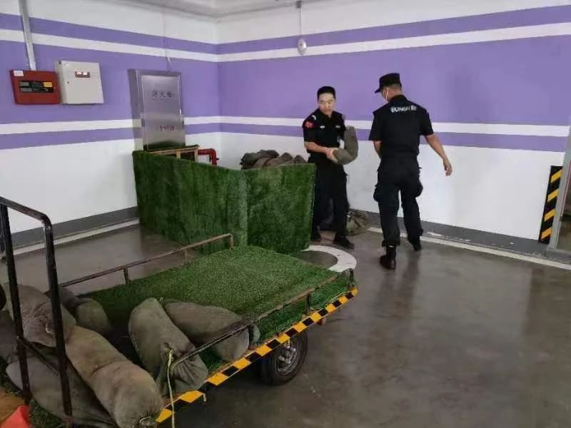 C:/Users/Administrator/Desktop/臺(tái)風(fēng)“貝碧嘉”來(lái)襲，南京保安積極應(yīng)對(duì)，“守”護(hù)萬(wàn)家團(tuán)圓！/5.jpg5