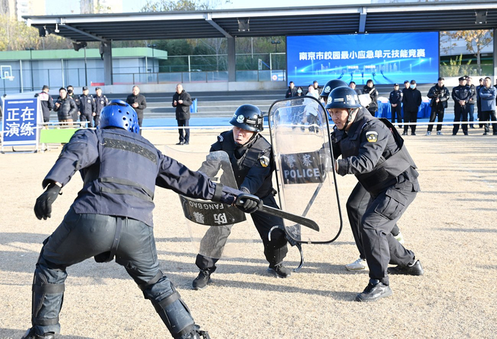 E:/25.12.10后 上傳網(wǎng)站留存/喜報(bào)！南京市保安服務(wù)有限公司建鄴分公司榮獲“校園最小應(yīng)急單元技能競(jìng)賽”一等獎(jiǎng)/照片/w700d1q75cms.jpgw700d1q75cms